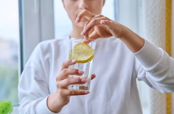 喝檸檬胃痛怎麼辦？專家解析原因與實用緩解指南