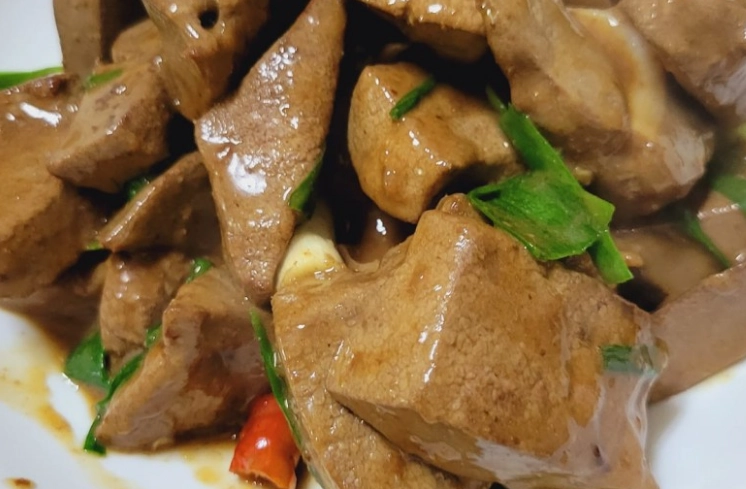 豬肝怎麼炒才嫩？洗淨血水後多加這一步，軟嫩不柴秘訣大公開