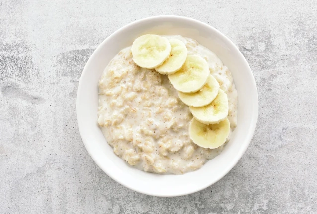 喉嚨痛早餐吃什麼？營養師推薦5種舒緩食物與實用指南