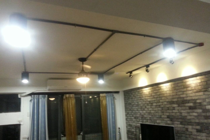 軌道燈軌道終極指南：從選購、安裝到應用一次搞懂