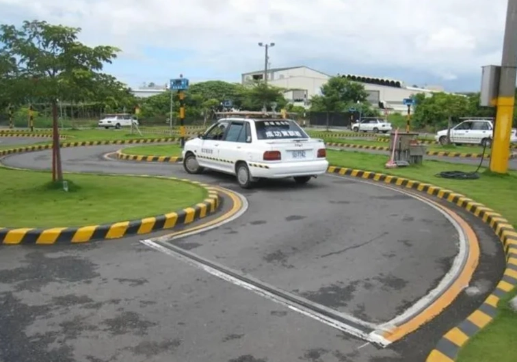 小型車職業駕照考試 小型車職業駕照考試
