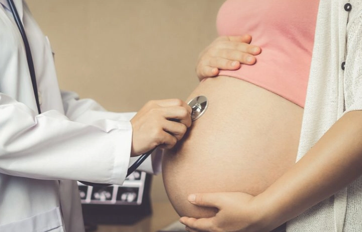 子宮肌腺症肚子大怎麼辦？醫師解析原因、舒緩與治療選擇