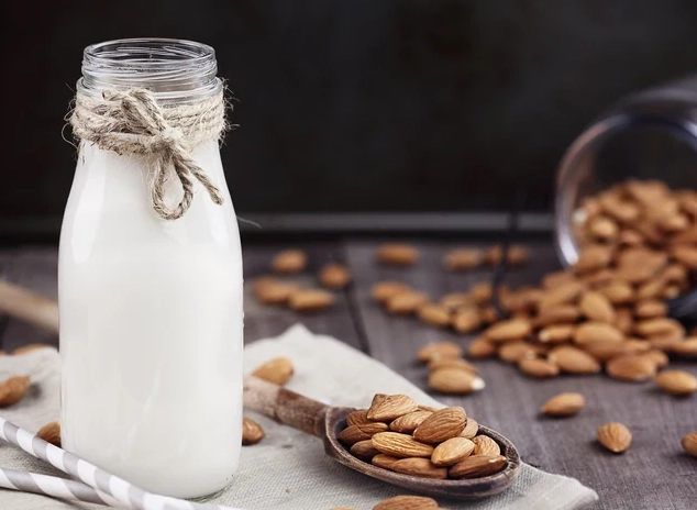 杏仁奶禁忌全解析：哪些人不能喝？專家揭曉隱藏風險與安全指南