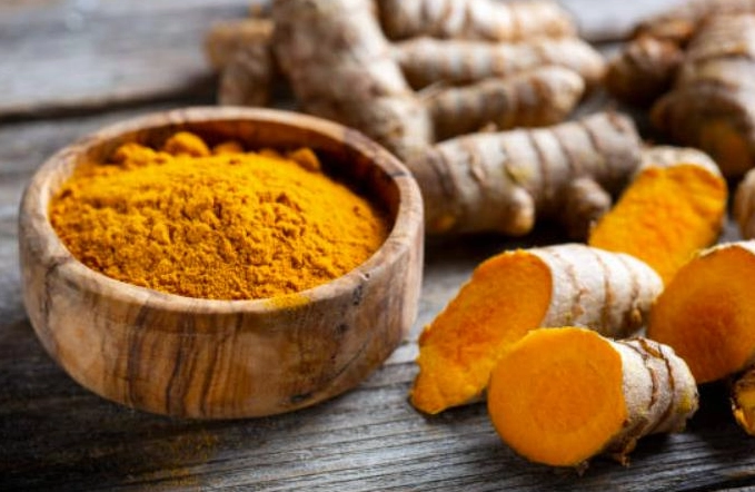 薑黃素與薑黃粉差別全解析：功效、用法與選擇終極指南