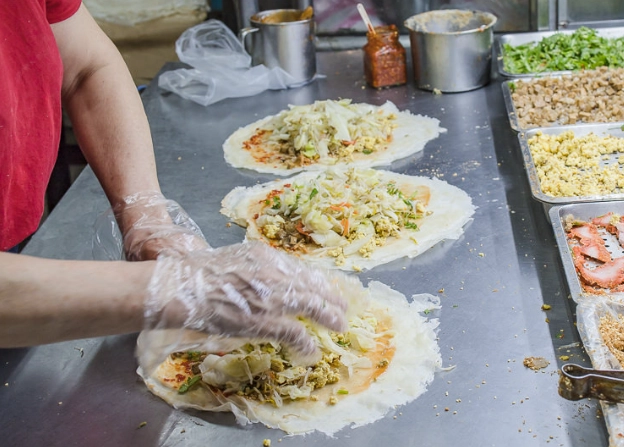 林口街潤餅全攻略：在地人私藏的銅板美食與必吃秘訣