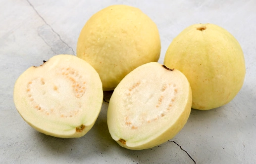 維他命C水果排名TOP 10完整解析，教你正確吃出高吸收率