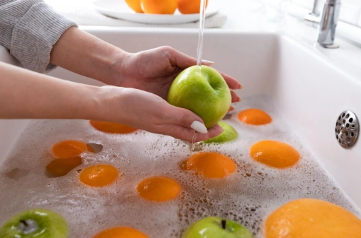 洗水果終極指南：正確清洗技巧與常見迷思破解