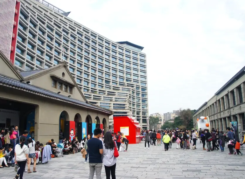 松山捷運站出口