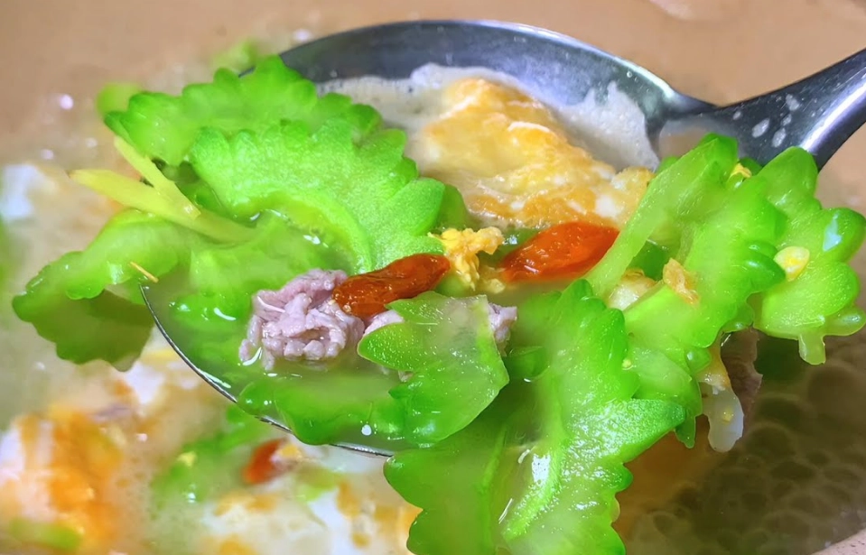 清燉苦瓜湯食譜與功效全攻略：消暑降火的家常美味