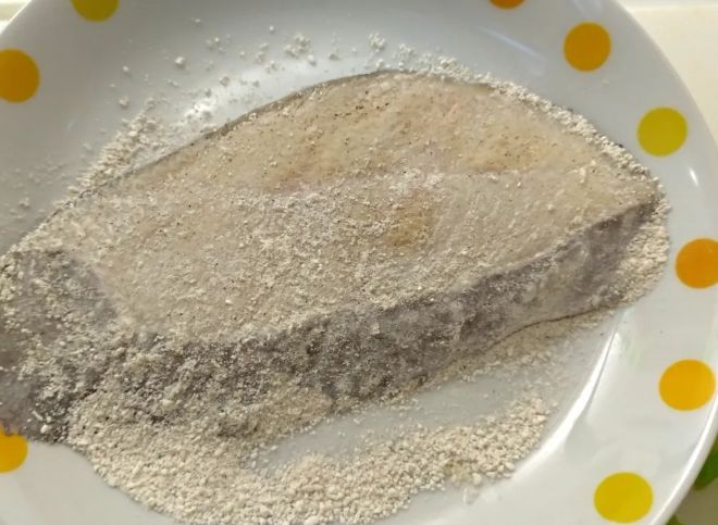 煎鯛魚用什麼粉？完整指南教你選對粉類，煎出完美金黃魚排