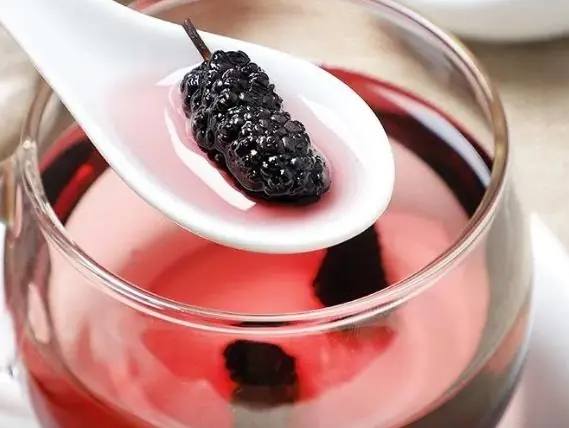 黑桑葚泡水功效 黑桑葚泡水功效