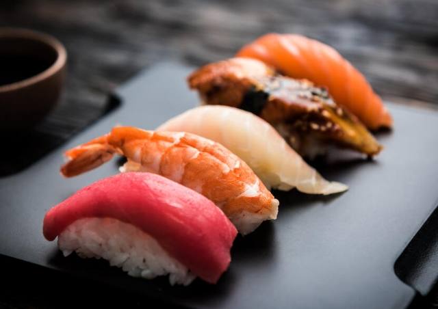 餵母奶生魚片 餵母奶生魚片