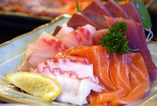 餵母奶生魚片 餵母奶生魚片