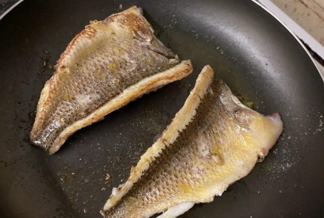 低筋麵粉煎魚技巧