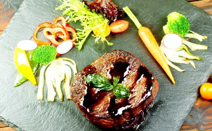 煎牛排要放油嗎