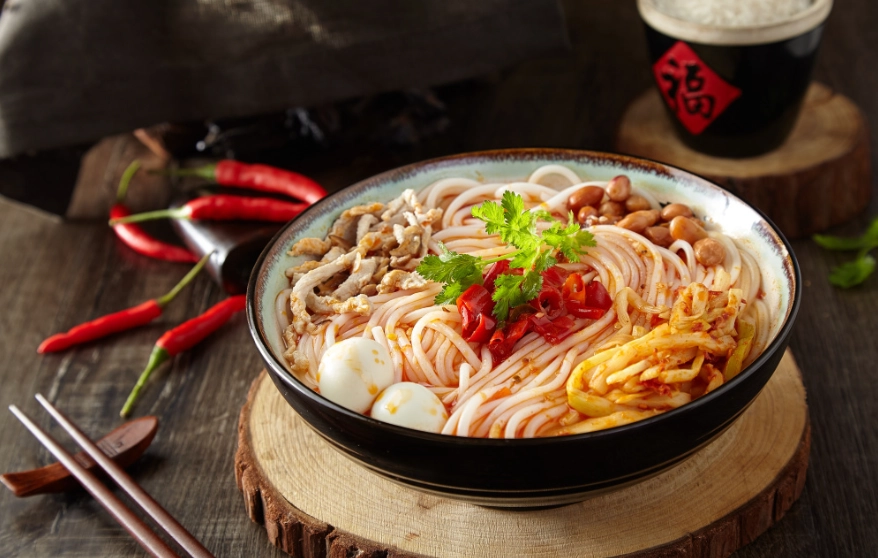 一碗米粉碳水化合物全解析：含量、健康影響與食用指南