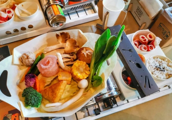 紙箱王附近美食