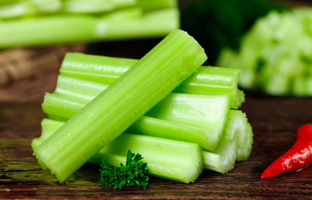 西芹壞處全解析：隱藏的健康風險與食用禁忌