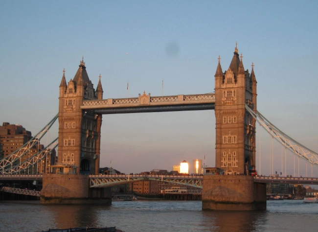 倫敦塔橋垮下來：一首兒歌如何成為跨世代記憶與遊戲