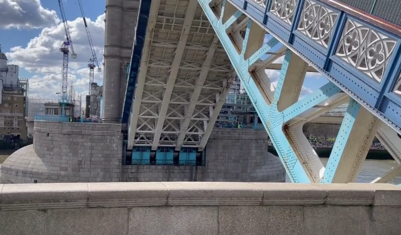 倫敦鐵橋打開：從童謠到親子互動的完整指南